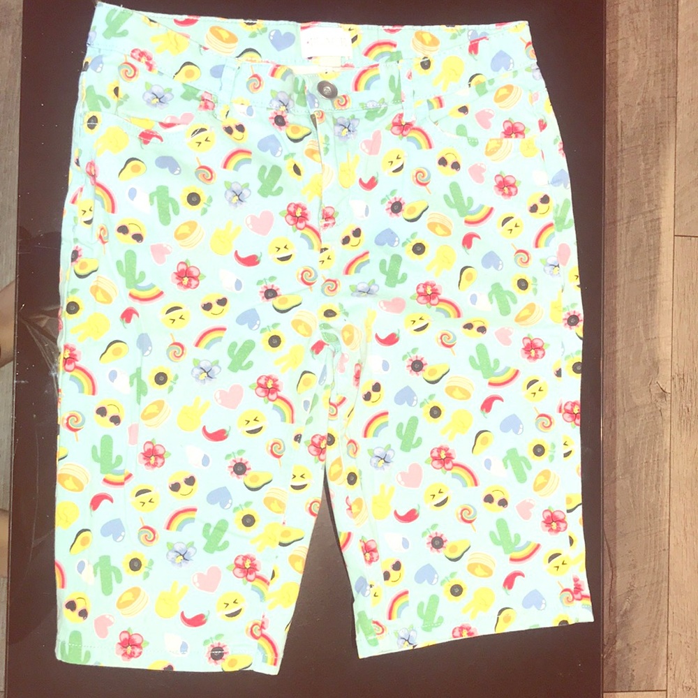 Children place shorts emoji